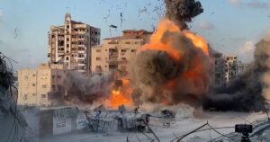 Gaza aerstrico israelí golpeó a Al-Rua al edificio alto