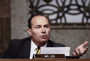 El senador del Partido Republicano Mike Lee Charlie Cark enfrenta la respuesta a la reacción al matar