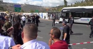 Los pistoleros mataron al menos a cinco personas en la parada de autobús de Jerusalén