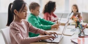 Fuera de un ajuste de una forma: cómo los distritos escolares eligen ADTEC que es culturalmente relevante