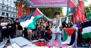 Los manifestantes palestinos forzaron la fuerza forzada a la fuerza a las carreras de un ciclo de espana