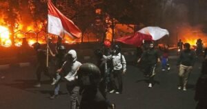 Las protestas sobre la economía de Indonesia se están inclinando hacia la brutalidad