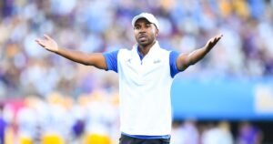 UCLA Martin no se permite contratar a Jarmond para contratar a su próximo entrenador de fútbol