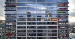 Las torres propensas a graffiti en el centro de Los Ángeles están en el limbo