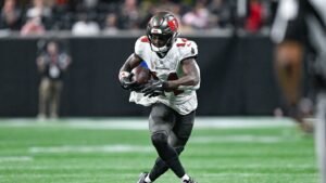 Chris Godwin, Tristan Wirfs está listo para la práctica el jueves