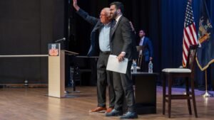 Los partidarios de Sanders y Mamdani alientan el establecimiento de la carrera del Ayuntamiento del Municipal de Nueva York.