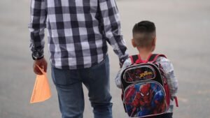 Los maestros demandaron la represión de inmigración de Trump y dicen que los estudiantes están sentados en casa