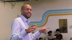 Jason Estaves renunció al Senado de Georgia para concentrarse en la promoción del gobernador