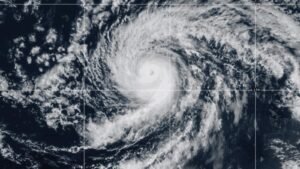 El camino del huracán Kico cambia, salva a Hawai de fuertes vientos y fuertes lluvias