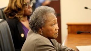 El hombre negro disparó mientras esperaba ir a trabajar y dijo que la ley de delitos de odio de Carolina del Sur requiere