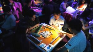 Las noches de Mahjong dibujan multitudes jóvenes en el bar y restaurantes de San Francisco