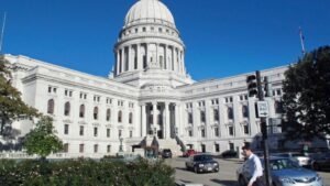 El líder republicano de Wisconsin dice que no quiere ‘fortalecer’ la capital del estado