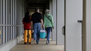 Nido vacío: los padres saltan con emociones mixtas después de que los niños están fuera