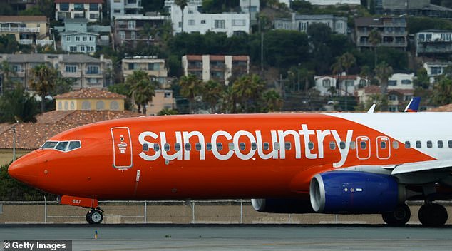 Un hombre en las quince tareas faciales comenzó a gritar cuando el avión forzó el aterrizaje de emergencia de que los homosexuales le están dando cáncer