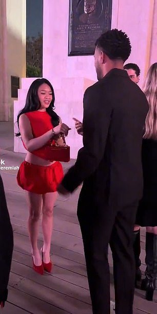 Los fanáticos se vuelven virales para ‘estrellarse’ la estrella de Love Island después de un intercambio severamente incómodo con Suni Lee