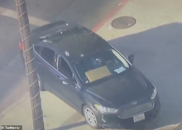 El ayuntamiento de Los Ángeles está vacío como un barricado en el automóvil con letreros después de que los pasos se derrumbaron