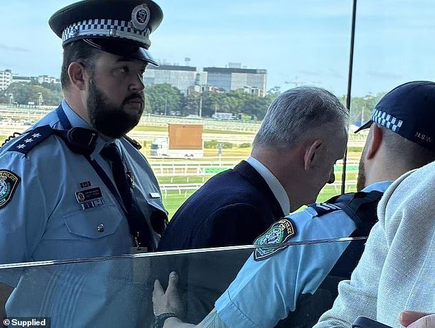 La policía ha escoltado a Mark Latham del restaurante Grand View en el hipódromo de Royal Randwick