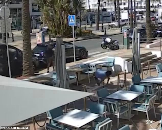 Gunman venció a la víctima frente a un sorprendente turista británico en Costa Dale Soul Holiday Holtpot Porto Banus