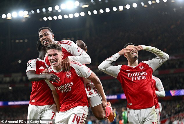 103190537-15212717-Arsenal_saw_off_a_disintegrating_Atletico_Madrid_in_style_as_the-a-38_17610808509.jpeg