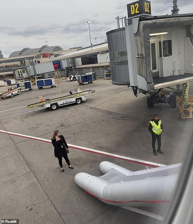 103374855-15234121-A_passenger_posted_this_photo_on_Reddit_of_Delta_flight_3248_s_a-a-1_176165931327.jpeg