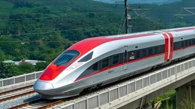 1761177956_68e4909ba60ca-kereta-cepat-whoosh_665_374.jpg