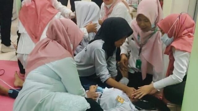 1761326879_68f03a17c221a-siswa-keracunan-makan-bergizi-gratis-di-smp-negeri-1-cisarua-bandung-barat_665_374.jpg