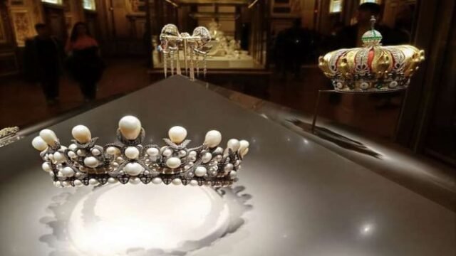 1761472173_68f537bfce126-mahkota-permaisuri-eugenie-istri-napoleon-iii-di-museum-louvre-paris-dicuri_665_374.jp_.jpeg