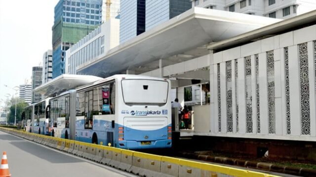 1761597575_5e2ffde42f450-halte-transjakarta_665_374.jpg