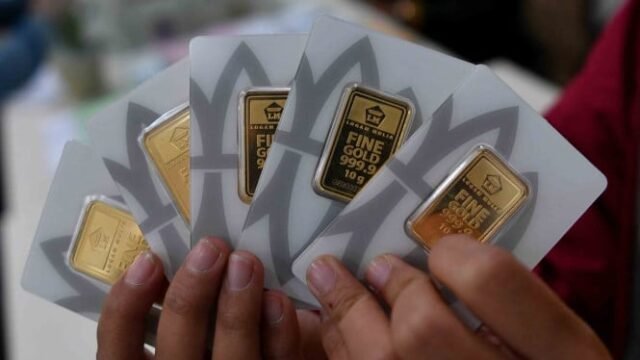 1761624643_5c348e0755540-konsumen-menunjukkan-emas-batangan-yang-dibelinya-di-butik-emas-logam-mulia-ged_665_37.jpeg