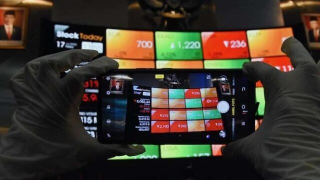 1761703957_5f16535bf3fbc-karyawan-mengambil-gambar-layar-pergerakan-harga-saham-di-gedung-bursa-efek-indo_665_3.jpeg