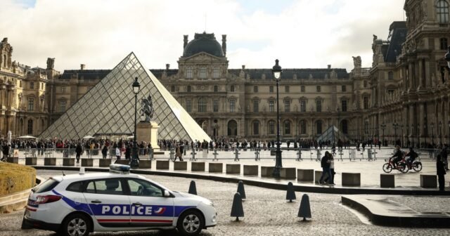 251027-louvre-rs-d0691f.jpg