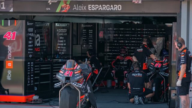 652b70e077555-viva-otomotif-paddock-tim-aprilia-racing-di-motogp-mandalika_665_374.JPG