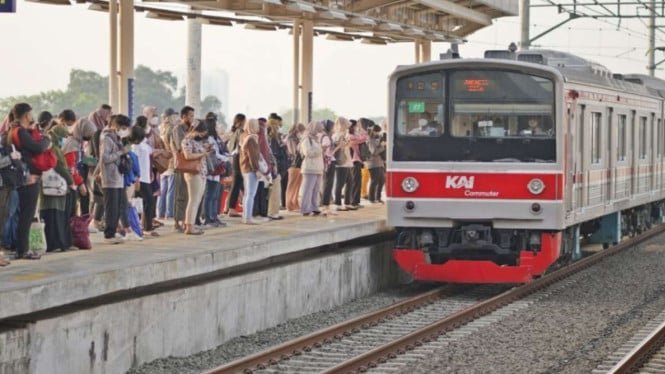 Con motivo del aniversario de las cosas de TNI, se espera que 2 2.000 pasajeros se apresuren a KRL, Kai hizo esto