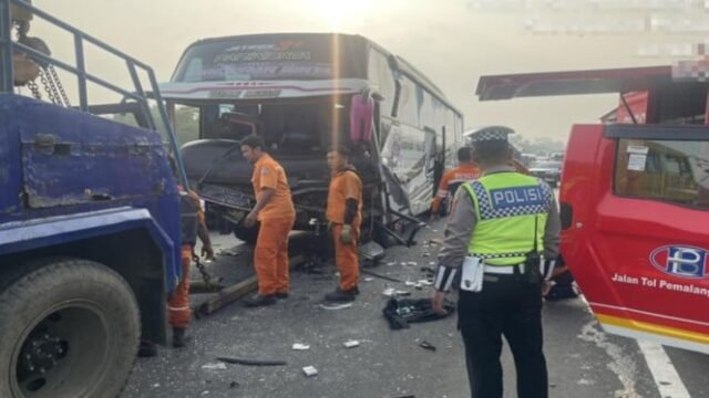 67fa3e8e81884-evakuasi-bus-rombongan-bonek-yang-kecelakaan-di-ruas-tol-pemalang-batang_665_374.jpg