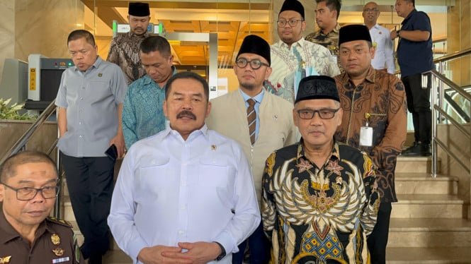 68edf738b16a6-jaksa-agung-st-burhanuddin-menerima-kunjungan-menteri-haji-dan-umrah-menhaj_665_374.jp_.jpeg