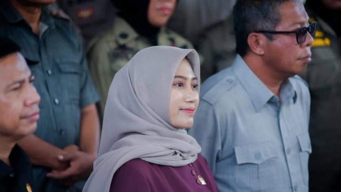 68ee1f8fe5c92-dheninda-chaerunnisa-anggota-dprd-gorontalo-utara-yang-viral-lantaran-eje_665_374.jpeg