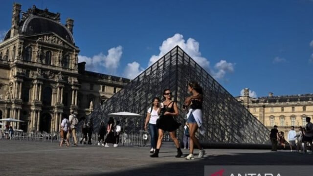 68f8fe54f3d82-pengunjung-melintasi-piramida-louvre-yang-diarsiteki-i-m-pei-di-museum-louvre_665_374.jpeg