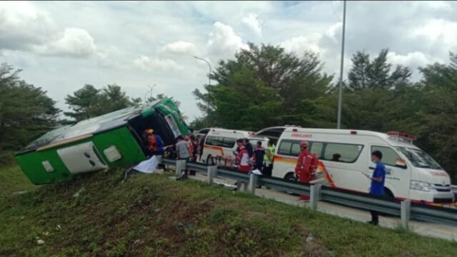 68fcb428b8faf-bus-rombongan-wisata-terguling-di-tol-pemalang-4-tewas-dan-belasan-luka-luka_665_374.j.jpeg