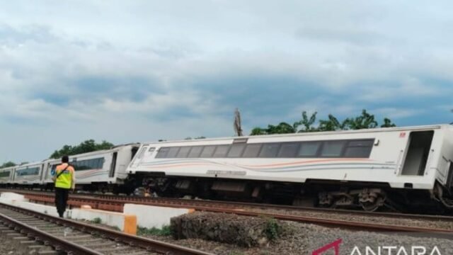 68fcc494e08a3-kereta-api-purwojaya-anjlok-di-dekat-stasiun-kedung-gedeh-bekasi_665_374.jpg