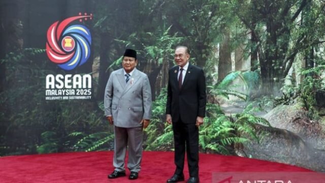 68fdcdc0112fe-perdana-menteri-datuk-seri-anwar-ibrahim-kanan-dan-presiden-prabowo-subianto_665_374.j.jpeg