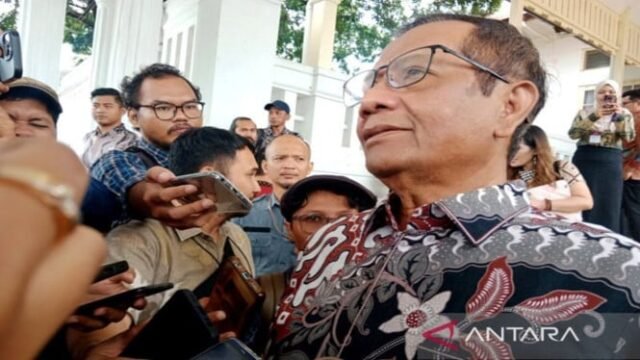 68fde038db6d4-mantan-menteri-koordinator-bidang-politik-hukum-dan-keamanan-mahfud-md_665_374.jpg