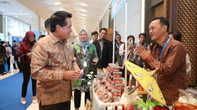 68fed6b26a280-direktur-utama-bri-hery-gunardi-kunjungi-umkm-kur-bri_665_374.jpeg