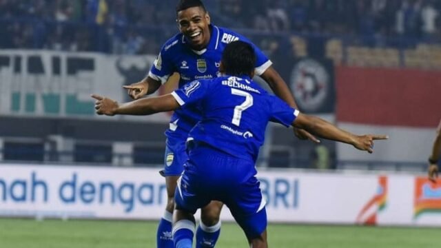 68ff7c8fc71ab-pemain-persib-bandung-rayakan-gol_665_374.jpg