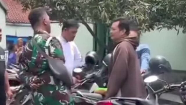 69020f2047b8a-pria-berseragam-tni-interogasi-dan-tendang-warga_665_374.jpg