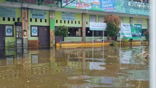 6903fc55b35c8-sd-negeri-tambakrejo-01-semarang-terendam-banjir_665_374.jpg