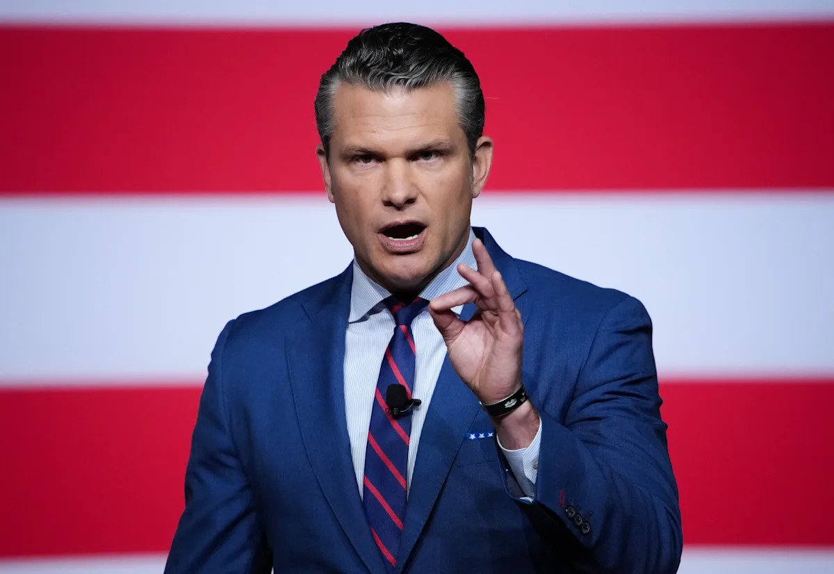 Hegseth dispara al mejor oficial de la Marina