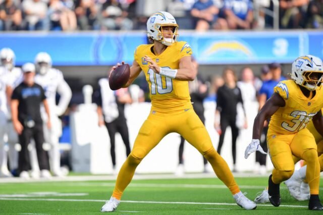los-angeles-chargers-quarterback-justin-113824701.jpg