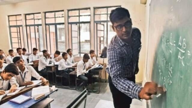 maharashtra-school-teachers.jpg