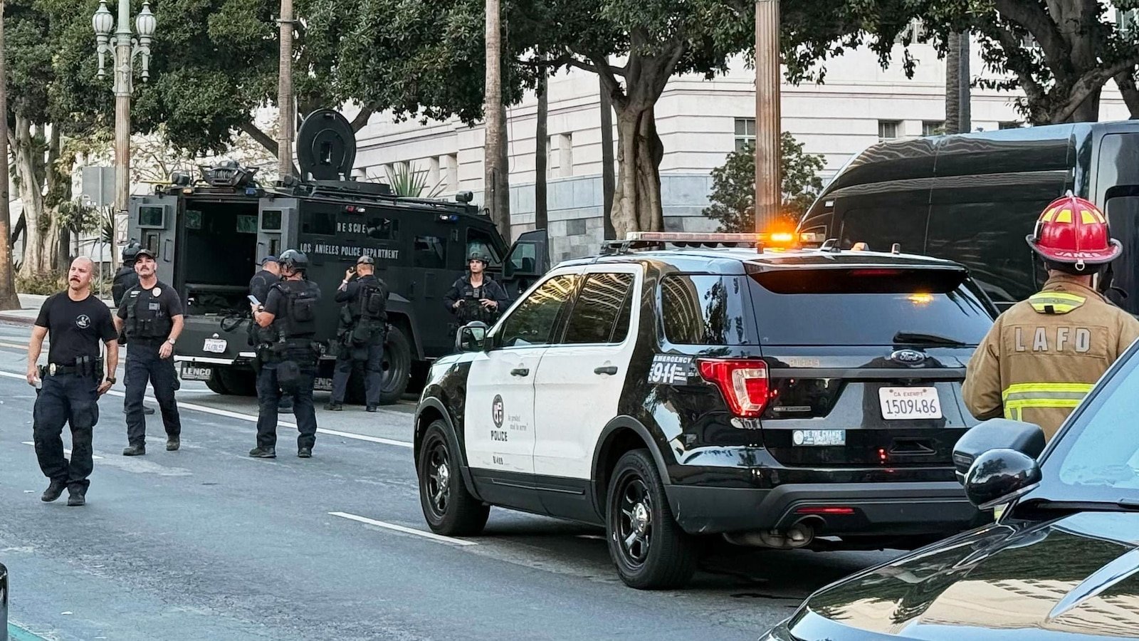 El Ayuntamiento de Los Ángeles ha sido retirado después de que el automóvil se estrelló en el movimiento del edificio.
