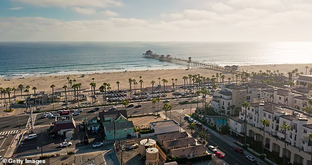Este paraíso playero, que alguna vez fue un típico enclave ‘azul’ de California, ahora se está volviendo rojo… y viene por Gavin Newsom.